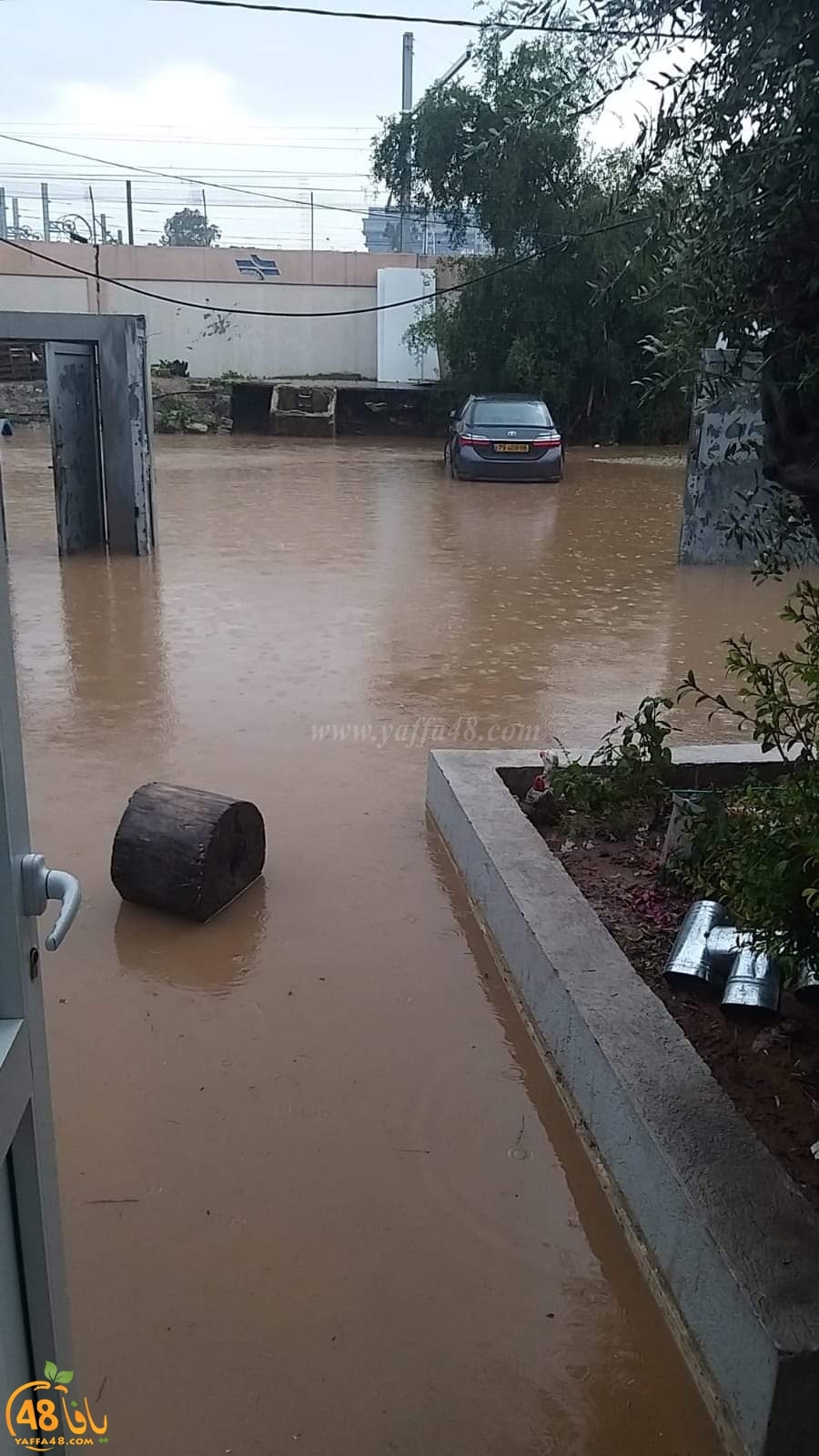 مياه الأمطار تغمر شوارع مدينة اللد 