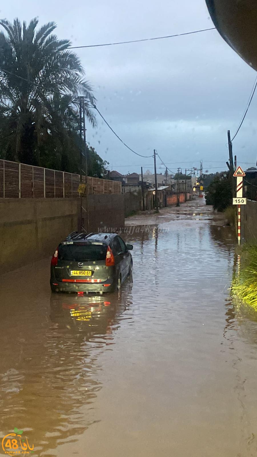 مياه الأمطار تغمر شوارع مدينة اللد 