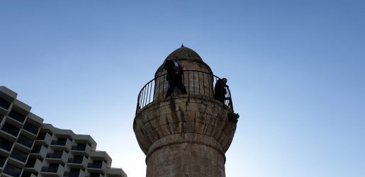 “المتابعة” تحذر من مواصلة الاعتداءات على مسجد البحر في طبريا
