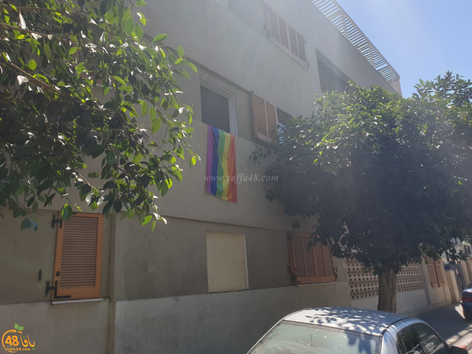 رفع علم لمثليي الجنس في حي النزهة بيافا والسكان يتذمرّون 