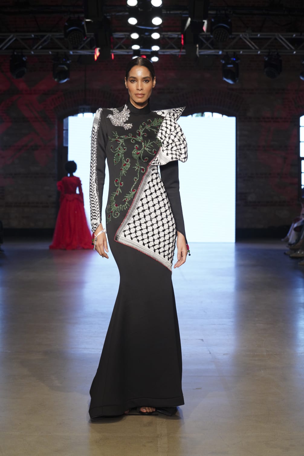 مصممة الأزياء اليافاوية سينين خروب تُبدع بادخال الكوفية الفلسطينية في تصميماتها 