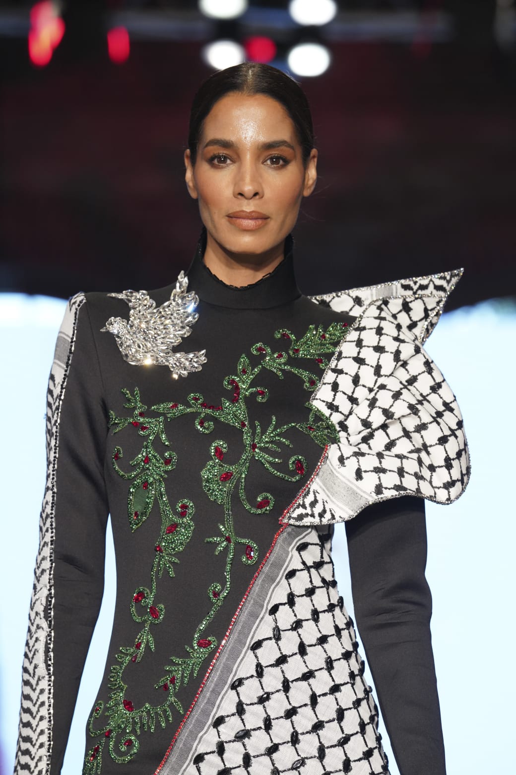 مصممة الأزياء اليافاوية سينين خروب تُبدع بادخال الكوفية الفلسطينية في تصميماتها 