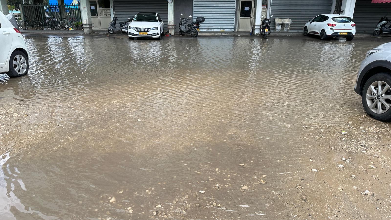يافا:مياة الأمطار تغمر مساحات شاسعة في مدينة يافا وتعكر على السكان صفوة حركاتهم