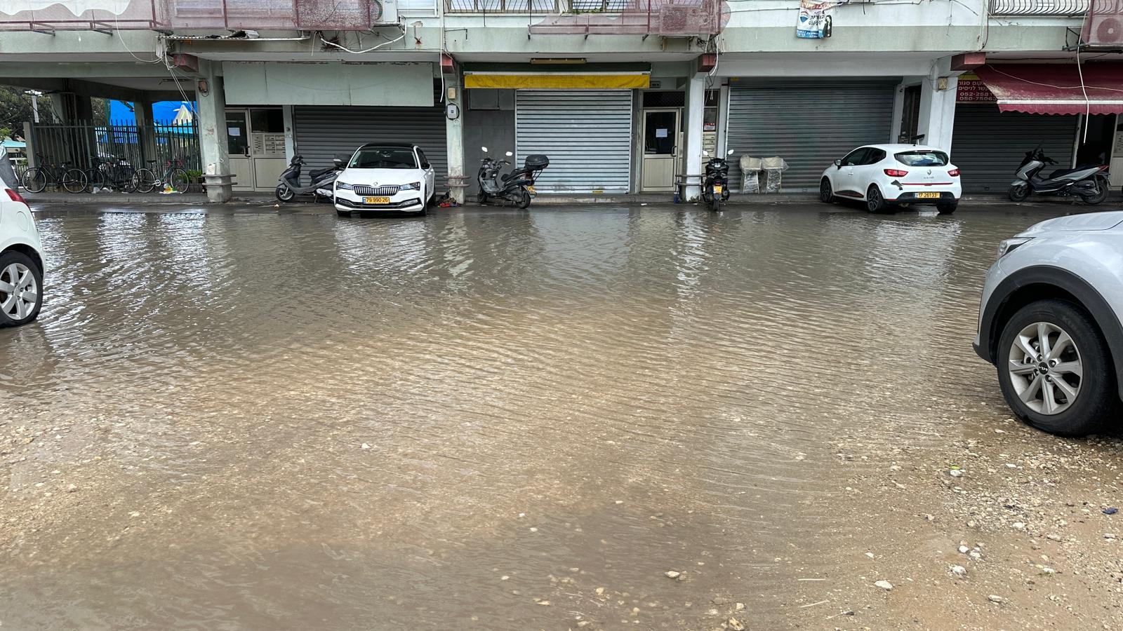 يافا:مياة الأمطار تغمر مساحات شاسعة في مدينة يافا وتعكر على السكان صفوة حركاتهم