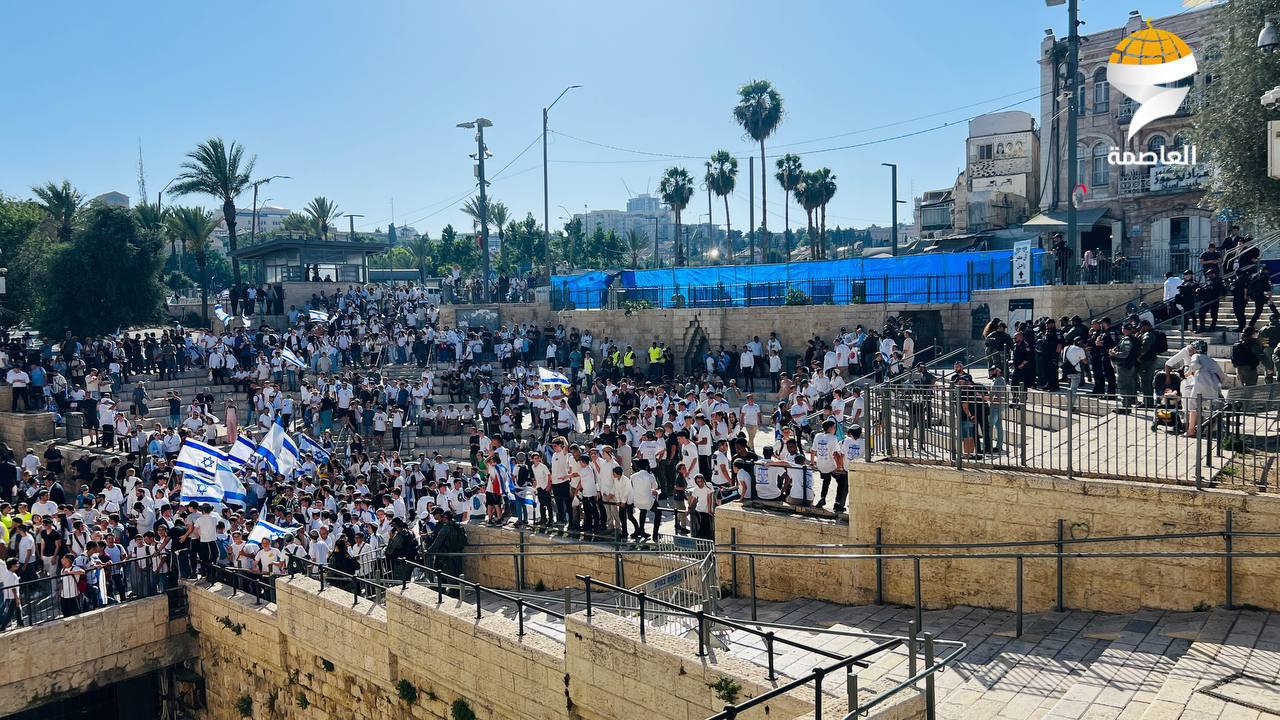 مسيرة الاعلام الاستفزازية تمر من باب العامود في القدس 