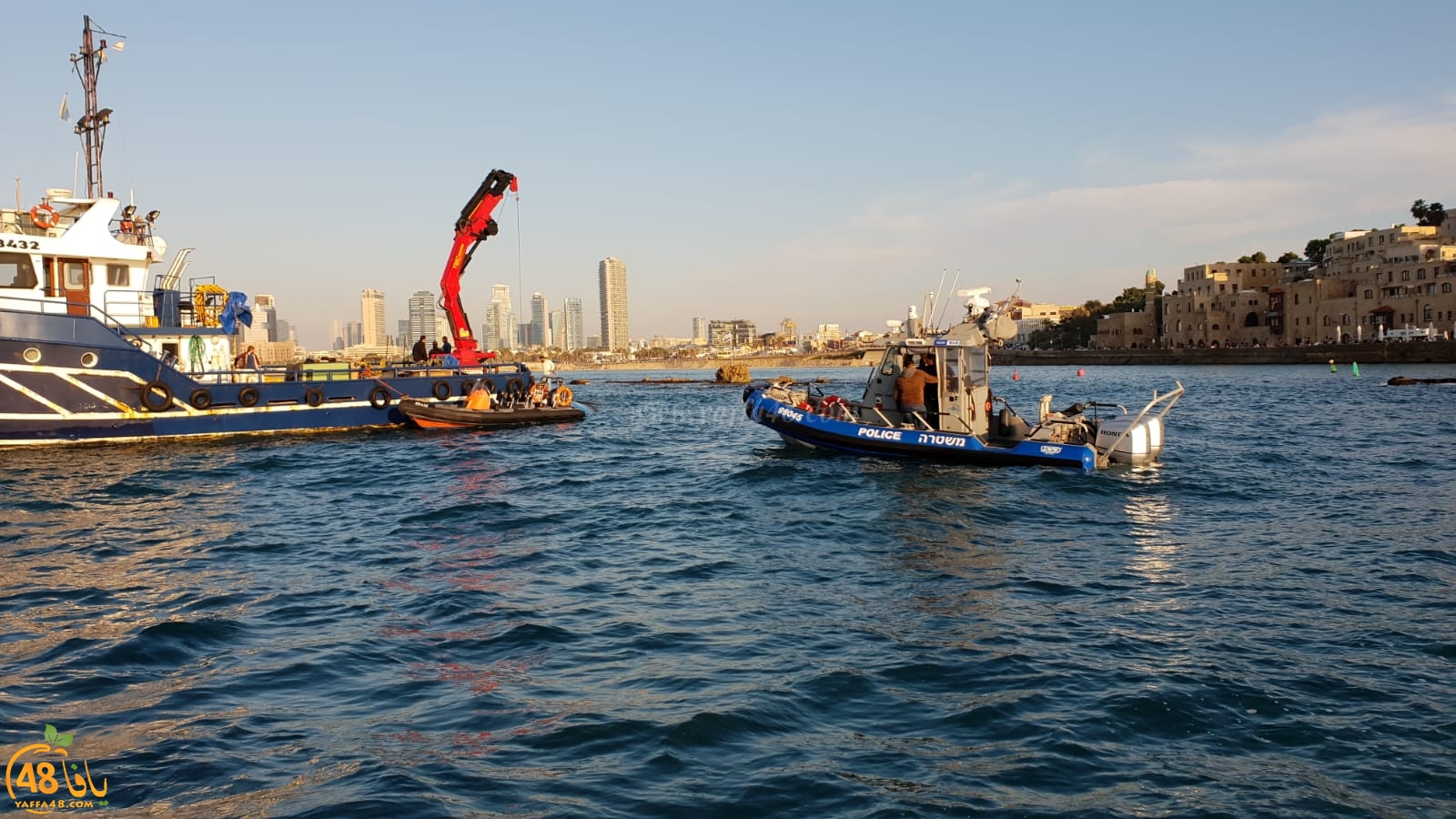 بالفيديو: محاولات لانتشال المركب في ميناء يافا بعد انقلابه فجر أمس