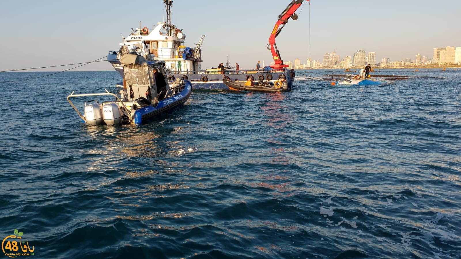 بالفيديو: محاولات لانتشال المركب في ميناء يافا بعد انقلابه فجر أمس