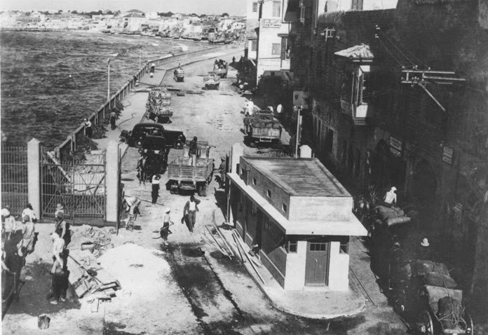 صورة نادرة جدا :أعمال الترميم والتطوير لمدخل ميناء يافا الشمالي عام 1933 