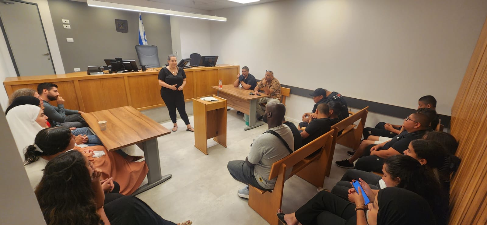 بالصور: جولة تعليمية لشبيبة مركز العجمي في محكمة شوكن