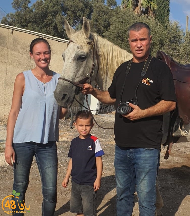 سيّدة من بن شيمن تكرّم مراسل يافا 48 على جهوده في إعادة حصانها المفقود