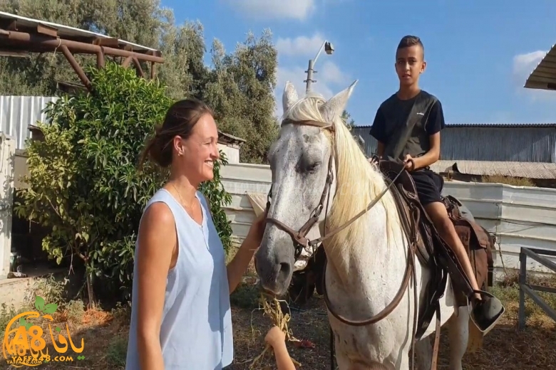 سيّدة من بن شيمن تكرّم مراسل يافا 48 على جهوده في إعادة حصانها المفقود