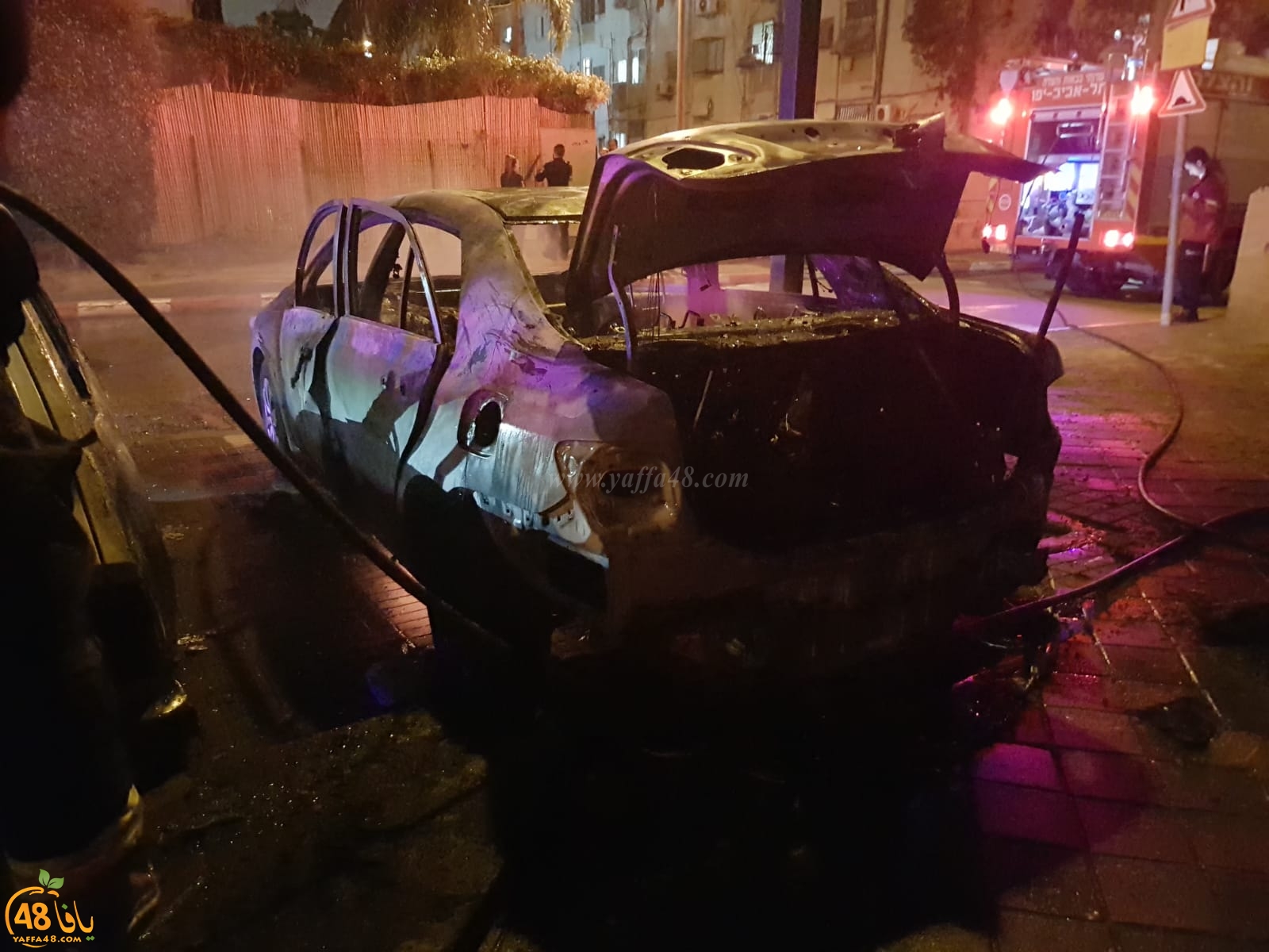  بالصور: حريق سيارة في مدينة يافا والاطفائية تهرع للمكان 