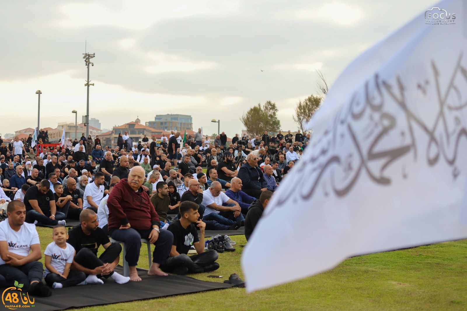  أهالي يافا يؤدون صلاة عيد الفطر في متنزه العجمي 