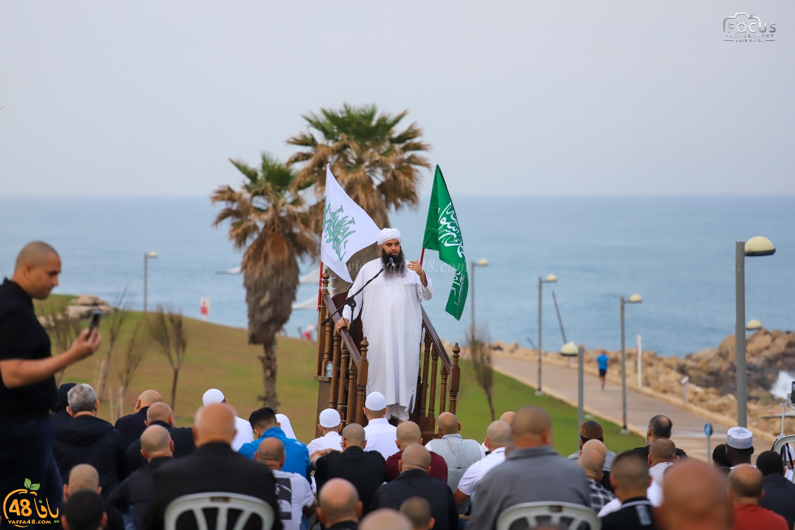  أهالي يافا يؤدون صلاة عيد الفطر في متنزه العجمي 