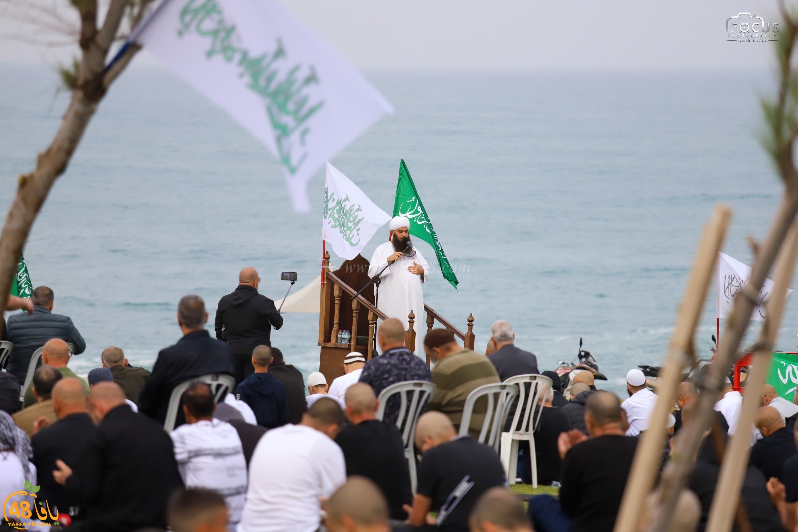  أهالي يافا يؤدون صلاة عيد الفطر في متنزه العجمي 