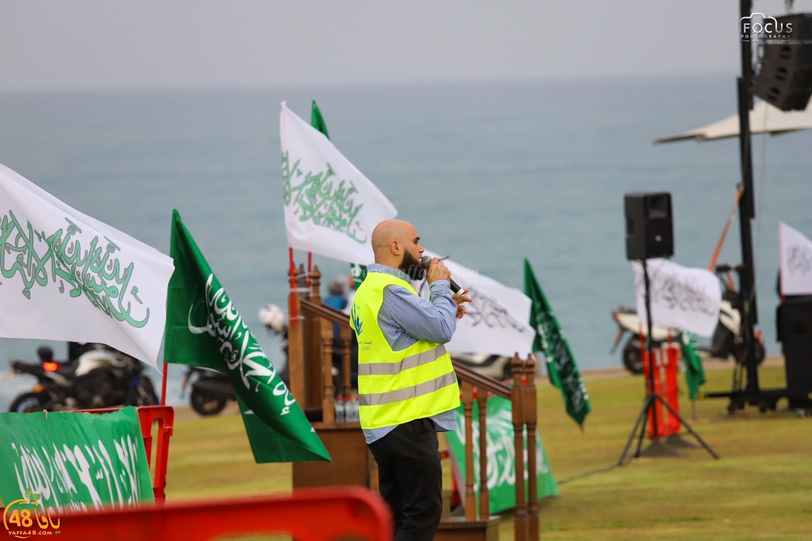  أهالي يافا يؤدون صلاة عيد الفطر في متنزه العجمي 