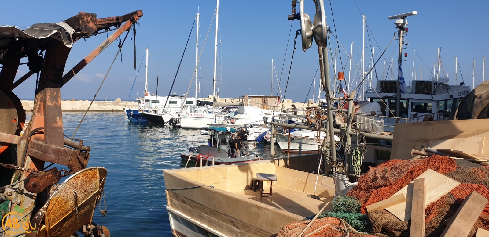 بالفيديو: حملة مداهمة وتفتيش على مراكب الصيادين في ميناء يافا 