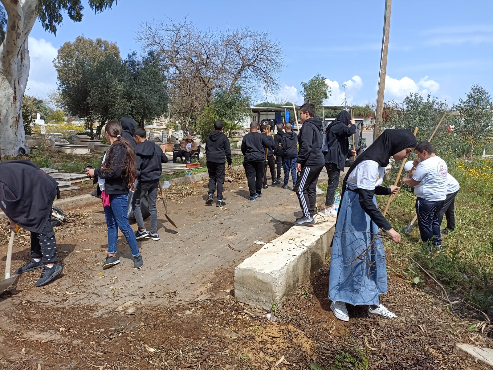 طلاب مدرسة يافا المستقبل في حملة لتنظيف مقبرة طاسو