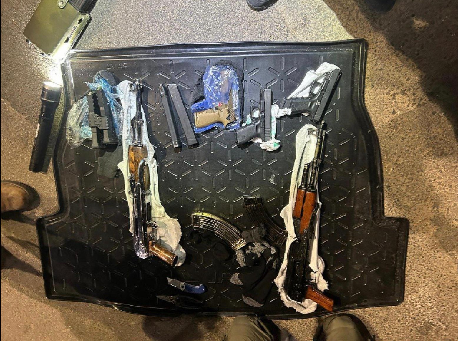  الرملة: ضبط أسلحة وذخيرة داخل مركبة واعتقال مشتبهين  