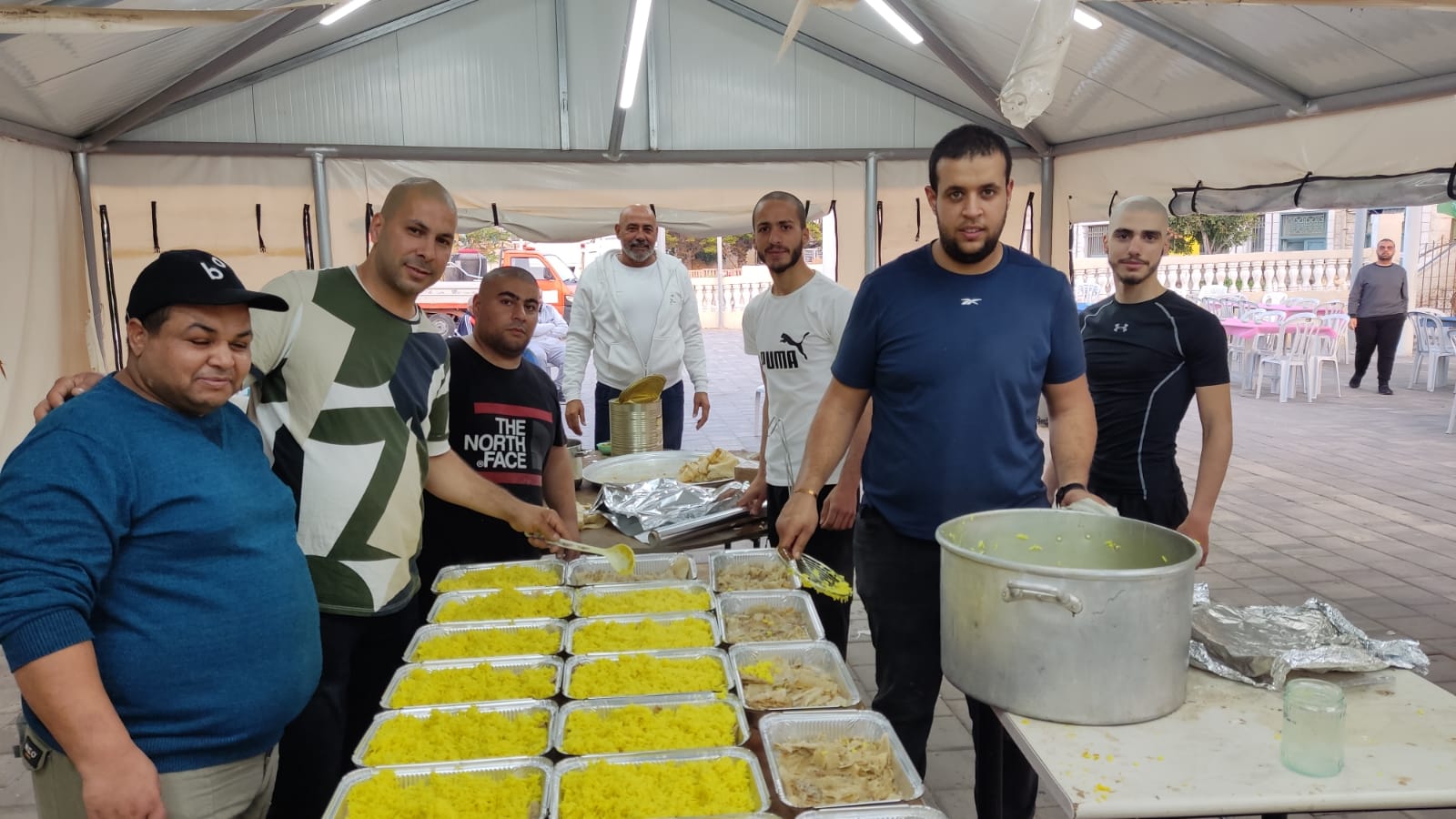 يافا: مأدبة إفطار جماعي في ساحة مسجد العجمي