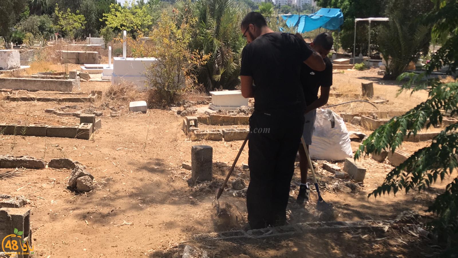  بالصور: شباب كشاف النادي الاسلامي في مشروع لتنظيف مقبرة طاسو