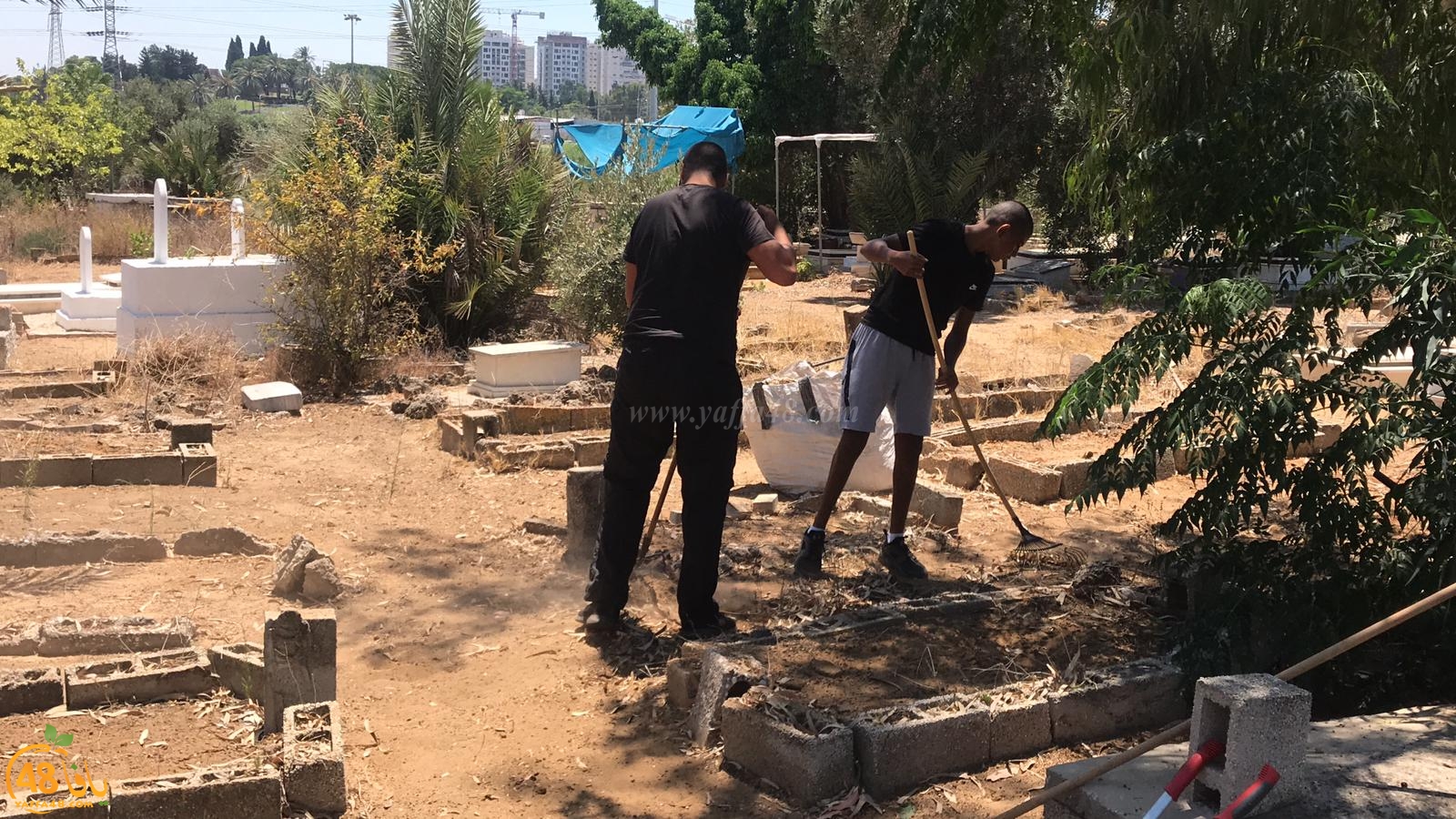  بالصور: شباب كشاف النادي الاسلامي في مشروع لتنظيف مقبرة طاسو