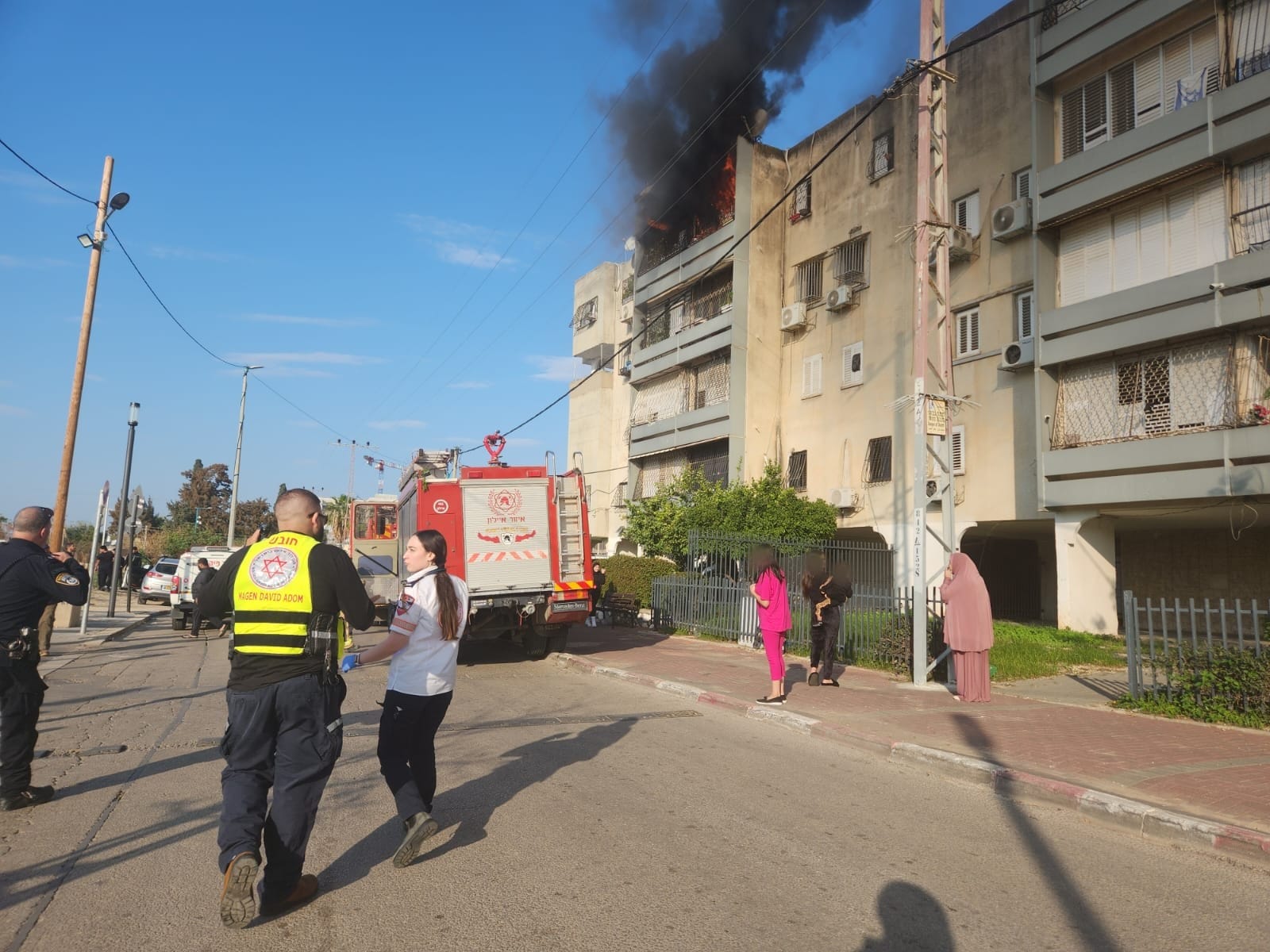 فيديو اللد: حريق شقة سكنية وإصابة 6 محتجزين إحداهم متوسطة