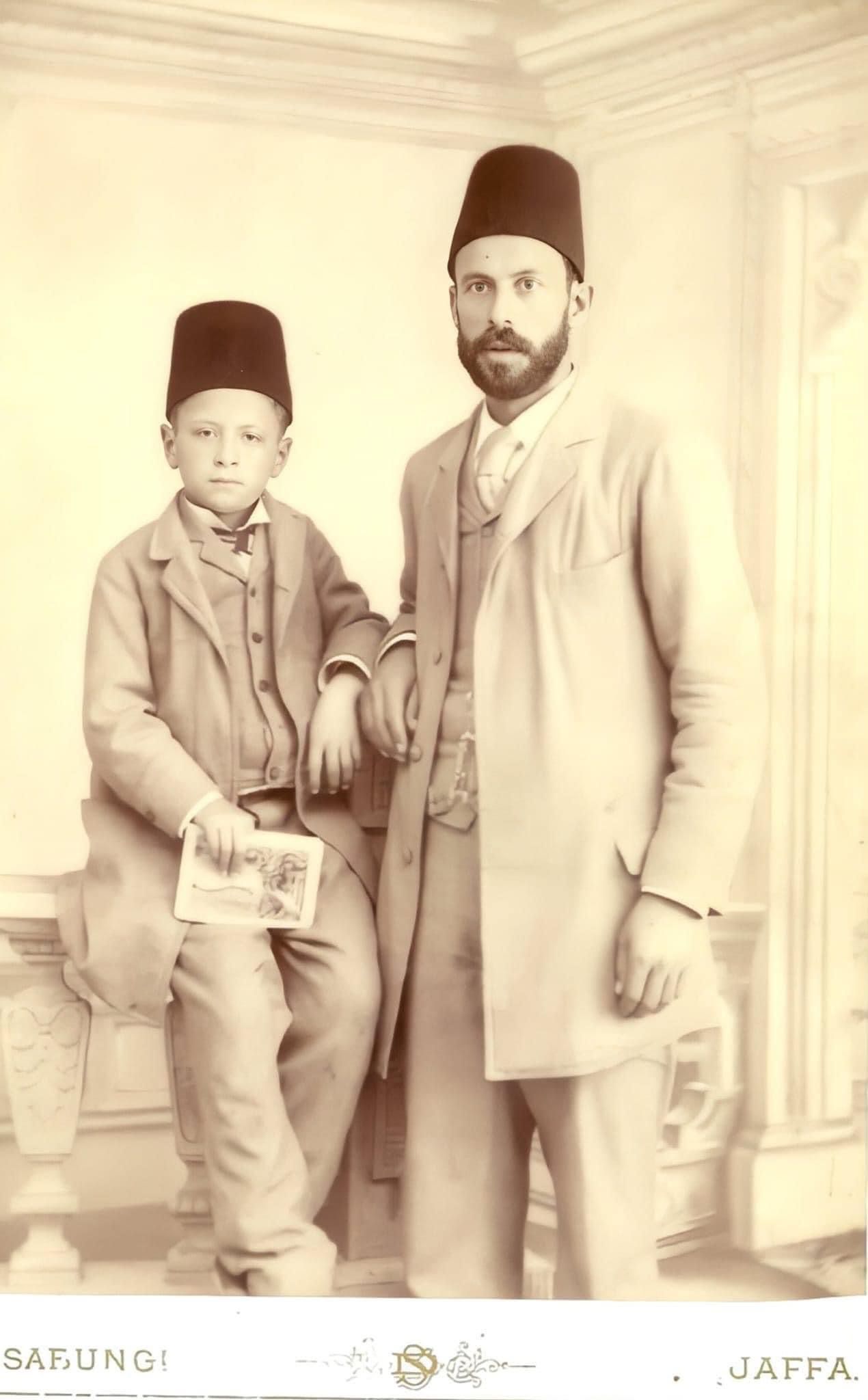صورة نادرة للخطاط عبد القادر الشهابي مع والده في يافا عام 1893