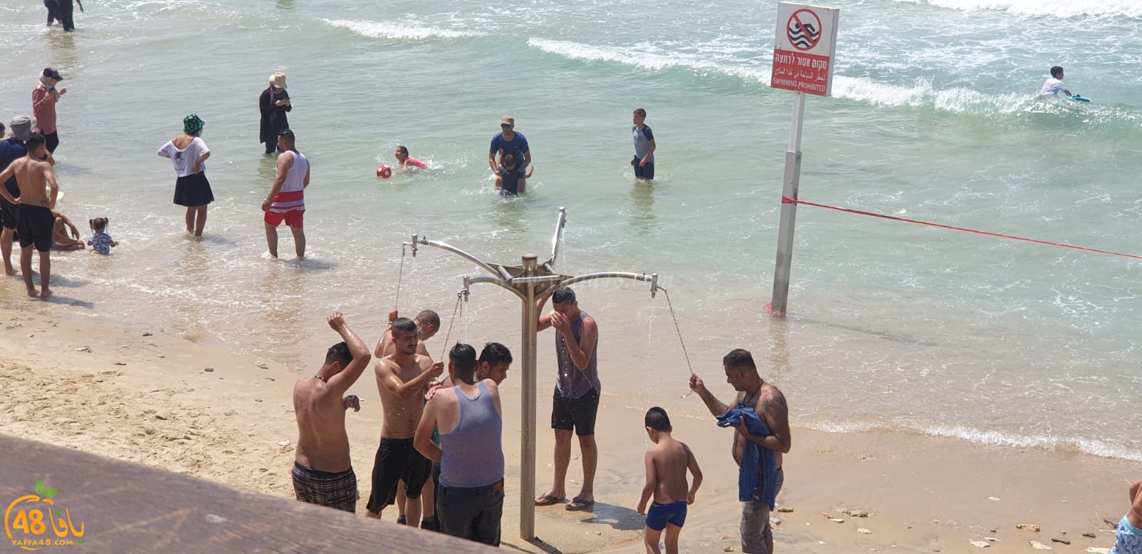 صور: آلاف الزائرين لشواطئ يافا من مناطق الضفّة وتحذيرات من حوادث الغرق 