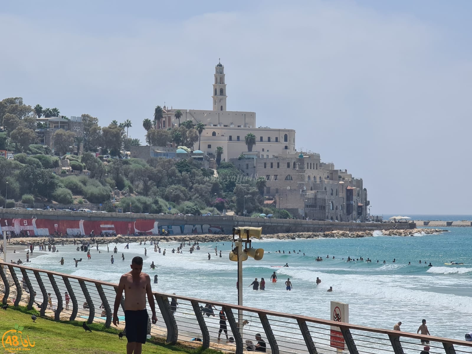 صور: آلاف الزائرين لشواطئ يافا من مناطق الضفّة وتحذيرات من حوادث الغرق 