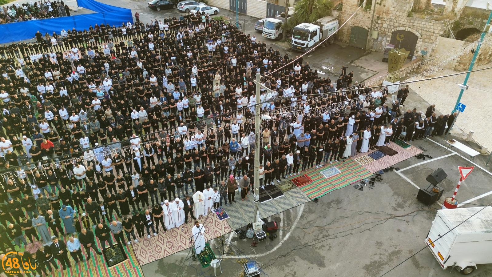 أهالي مدينة اللد يؤدون صلاة العيد في ساحة المسجد العمري الكبير