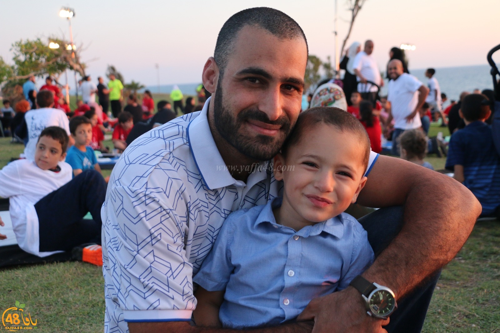  صور: حشود ضخمة تُشارك في اضخم مائدة رمضانية في متنزه يافا 