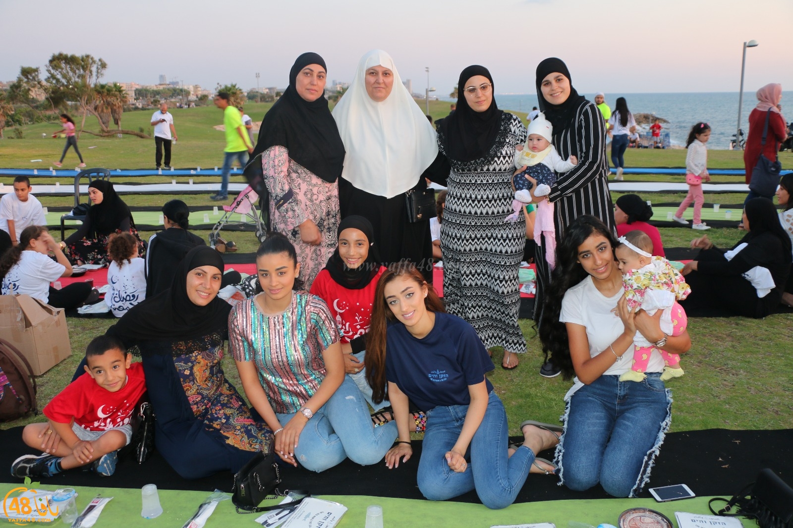  صور: حشود ضخمة تُشارك في اضخم مائدة رمضانية في متنزه يافا 