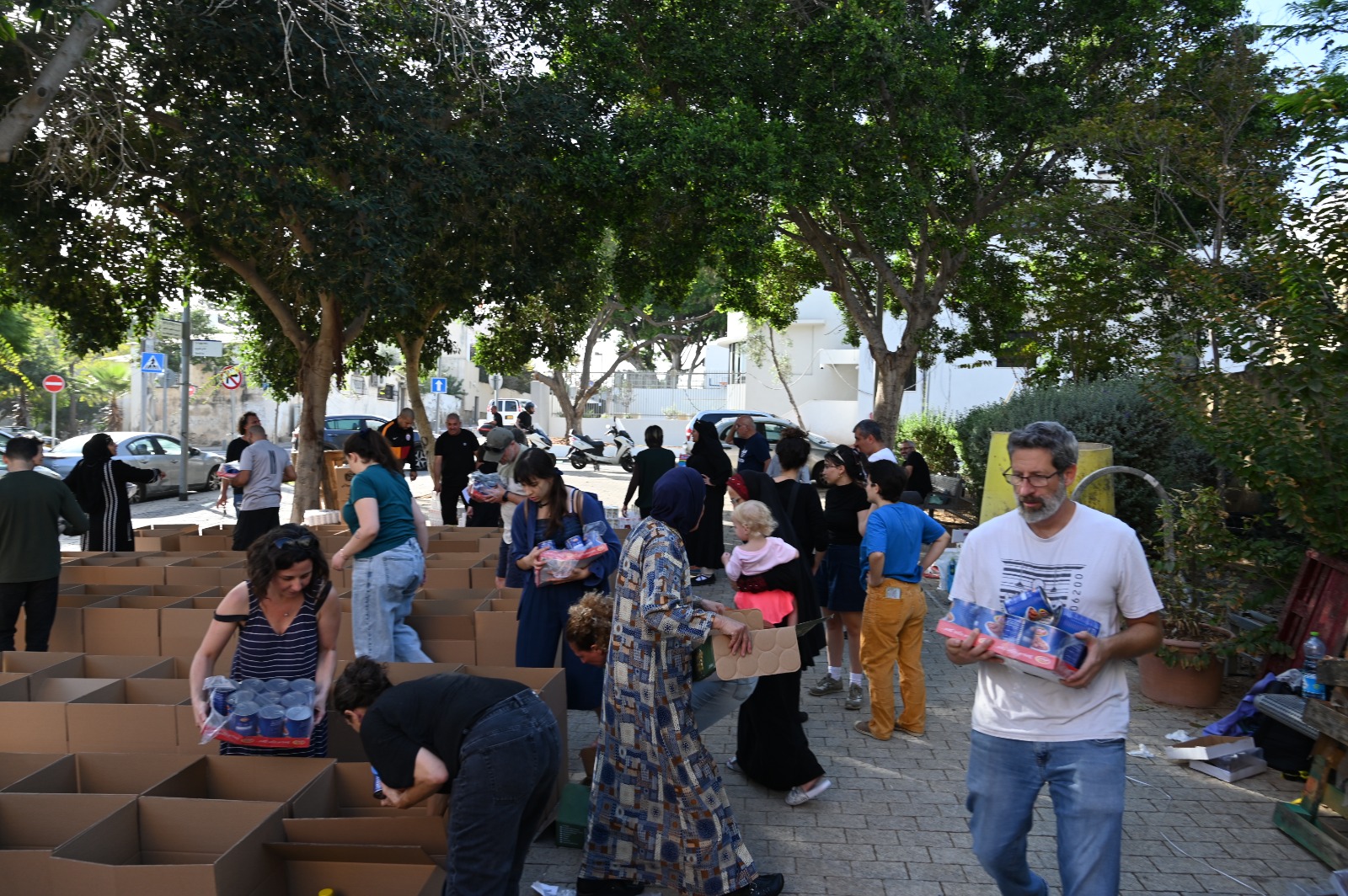 الشراكة العربية اليهودية تنفذ مشروع جمع عشرات الطرود الغذائية لتوزيعها على اهالي يافا 