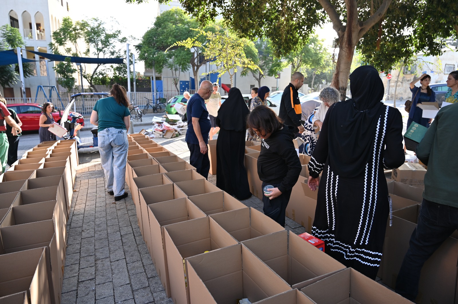 الشراكة العربية اليهودية تنفذ مشروع جمع عشرات الطرود الغذائية لتوزيعها على اهالي يافا 