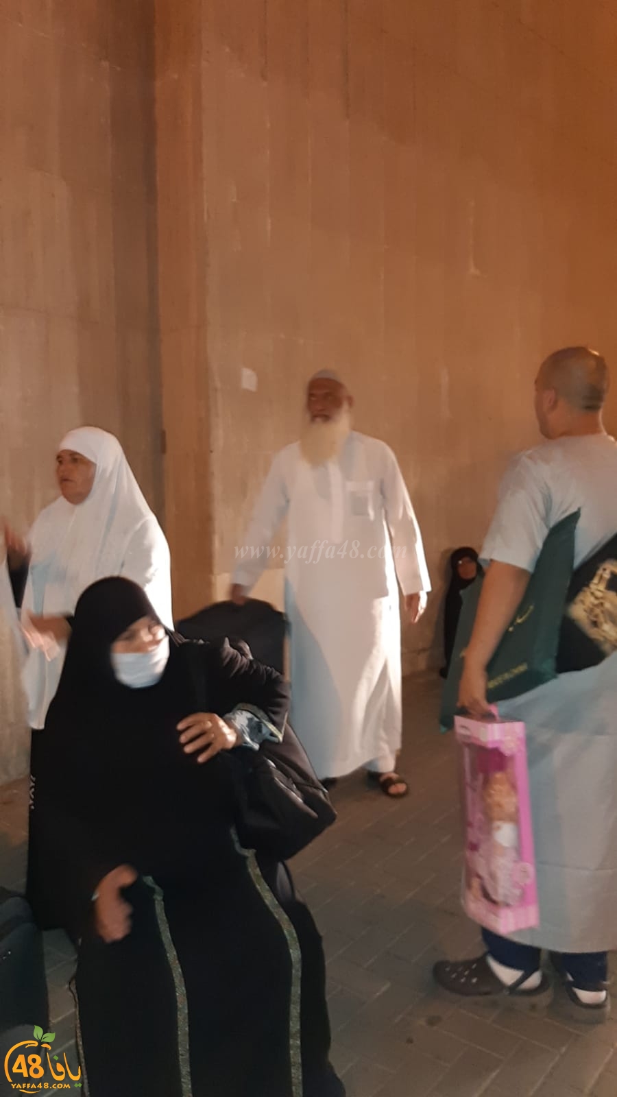 فيديو: انتهاء أزمة معتمري اللد في مكة المكرّمة ونقلهم إلى فندق جديد 