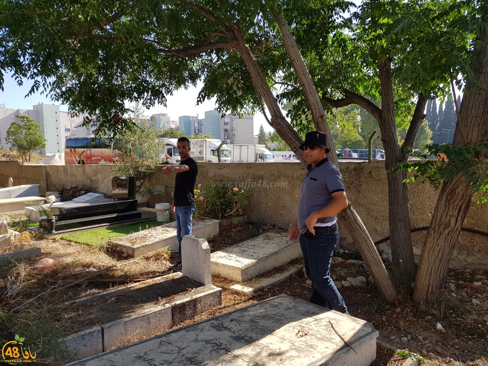   بالصور: شباب آل أبو صويص وآل الشمالي في حملة لتنظيف مقبرة النبي صالح بالرملة