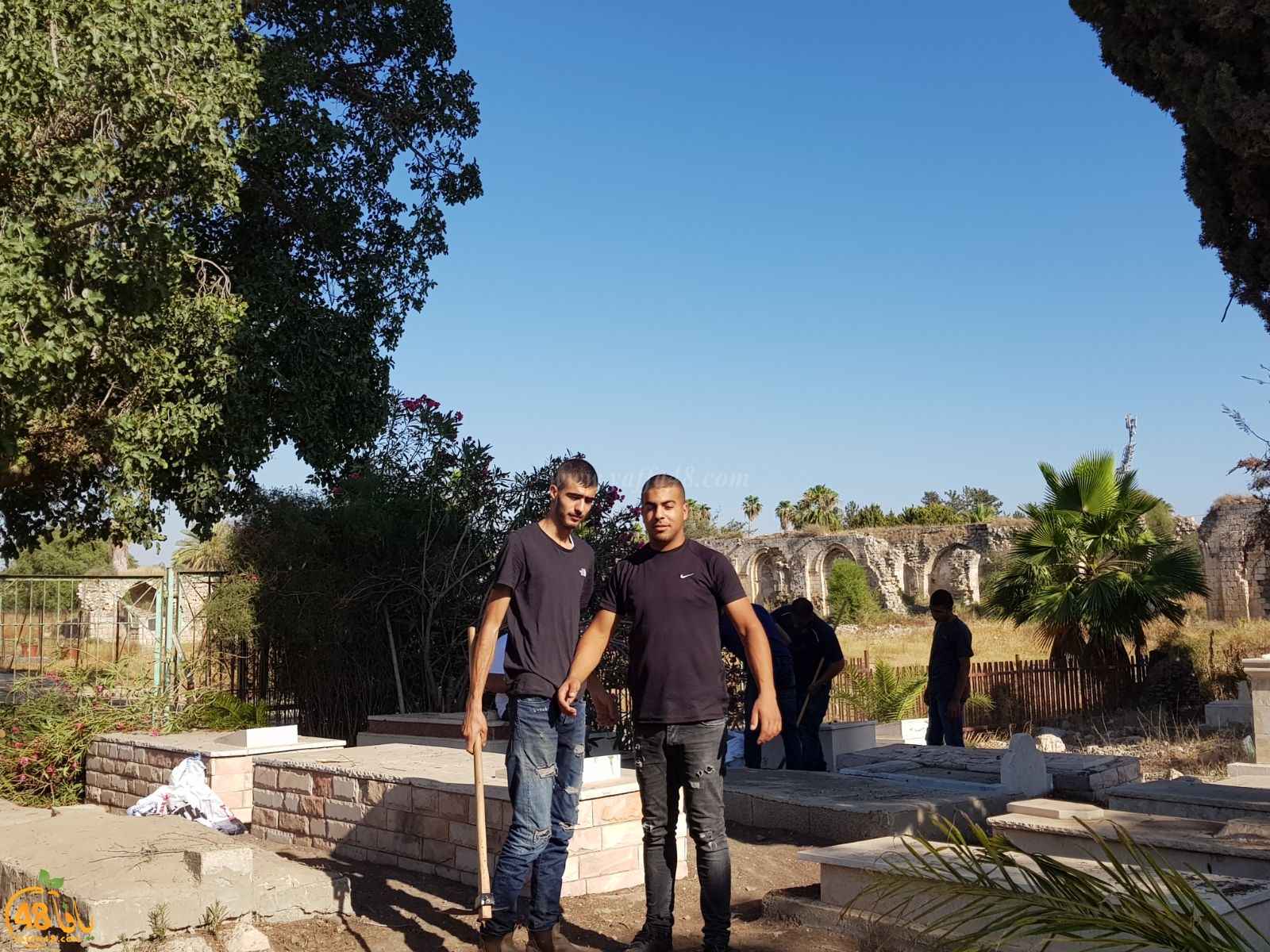   بالصور: شباب آل أبو صويص وآل الشمالي في حملة لتنظيف مقبرة النبي صالح بالرملة