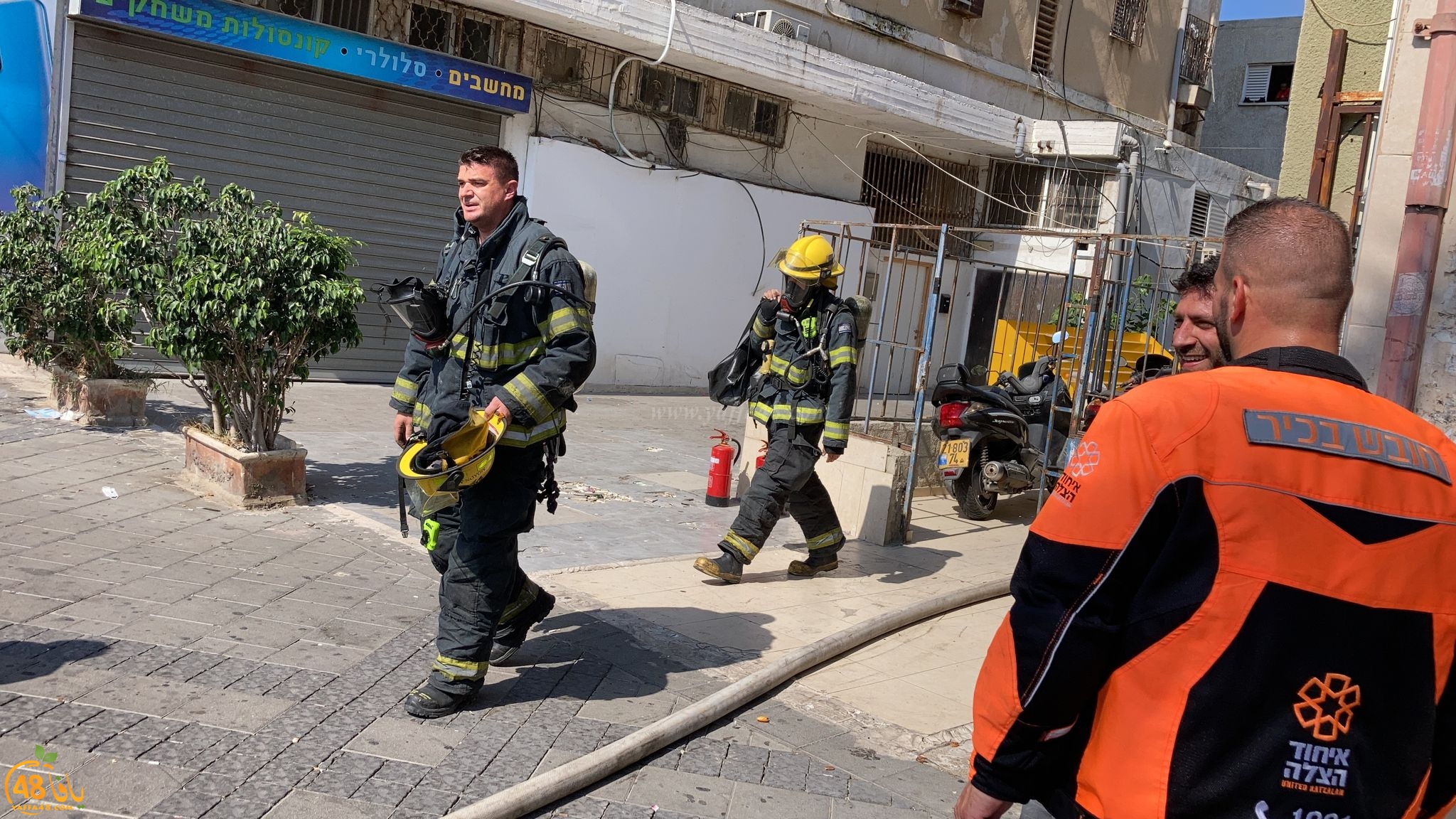 فيديو: حريق داخل شقة سكنية جنوب يافا وطواقم الانقاذ تهرع للمكان 