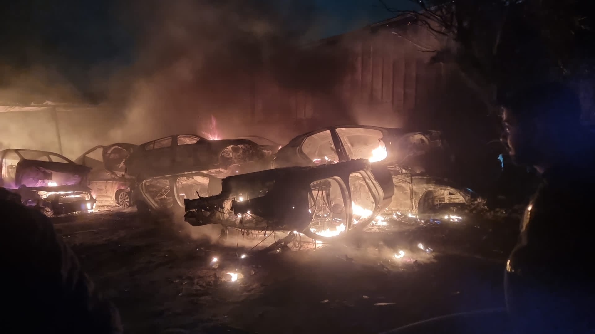 اللد: تحريق كبير يلتهم 20 سيارة داخل كراج وسط المدينة