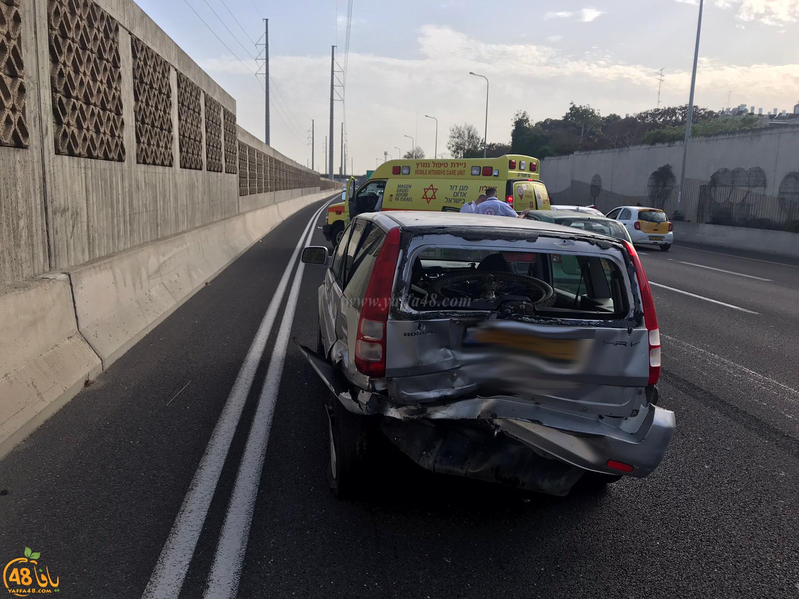  صور: اصابة طفيفة لسائق بحادث طرق بين مركبتين جنوب يافا 