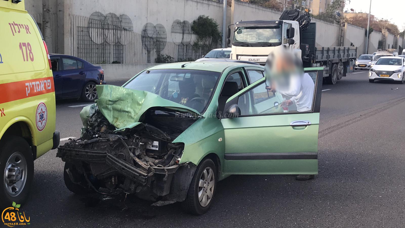  صور: اصابة طفيفة لسائق بحادث طرق بين مركبتين جنوب يافا 