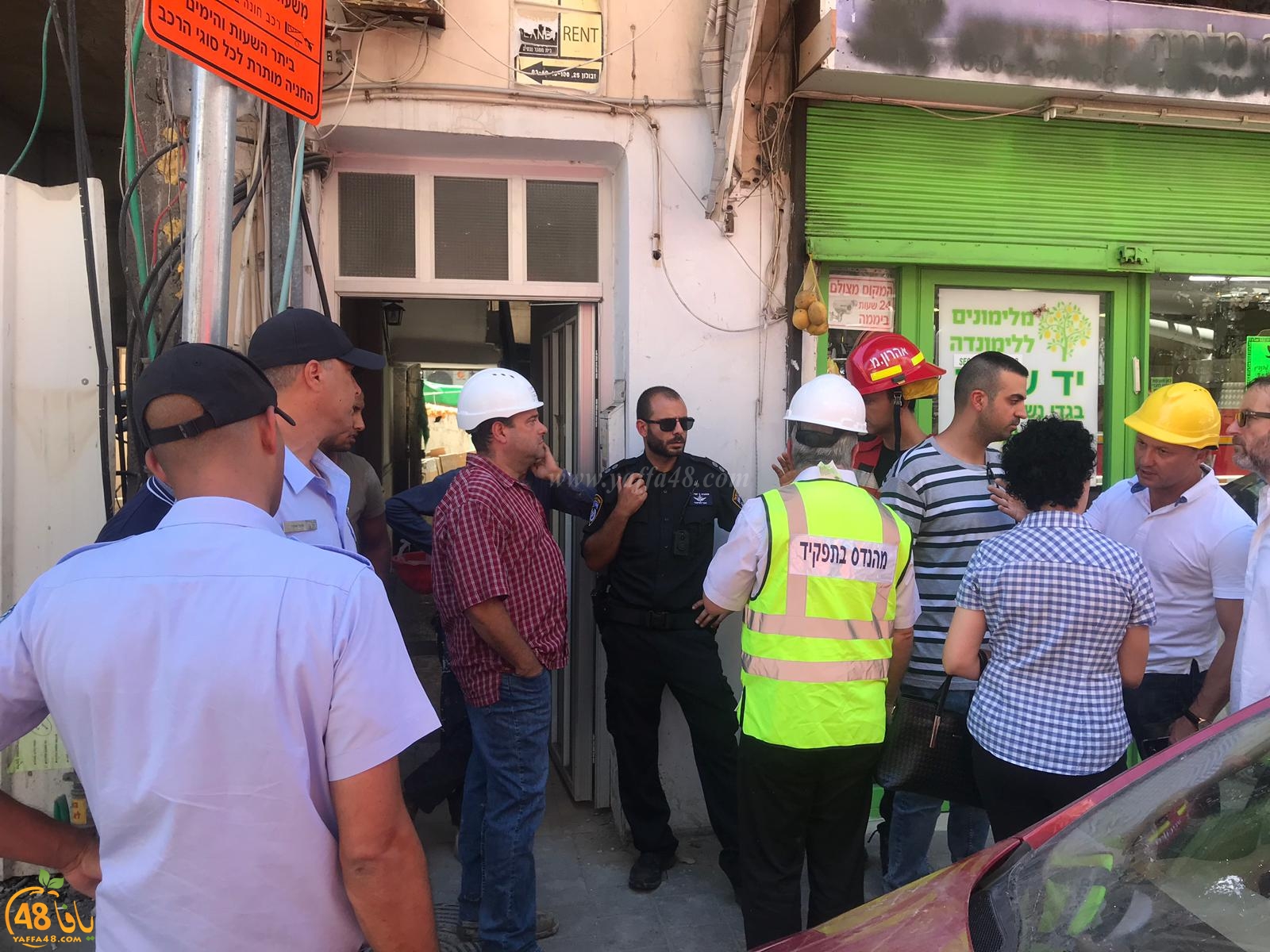 فيديو: انهيار جزء من درج أحد المباني في يافا دون وقوع اصابات 