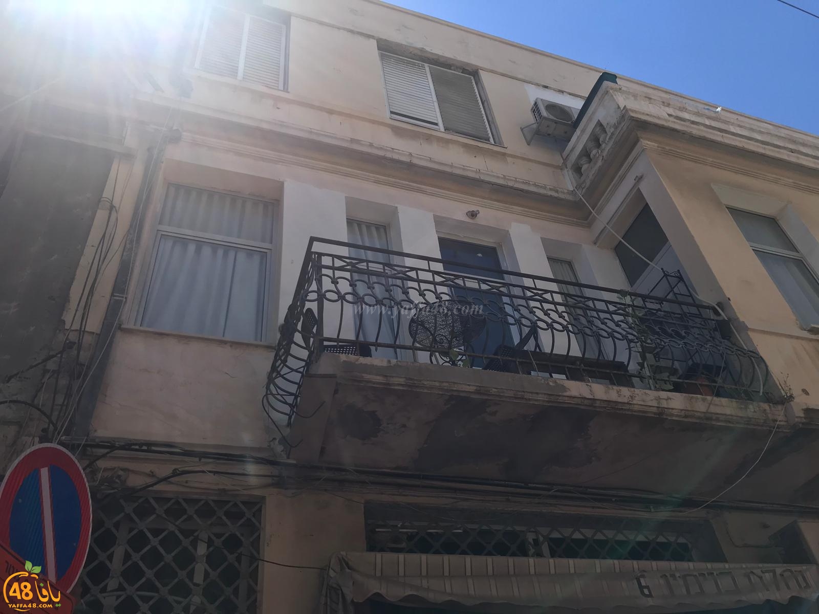 فيديو: انهيار جزء من درج أحد المباني في يافا دون وقوع اصابات 