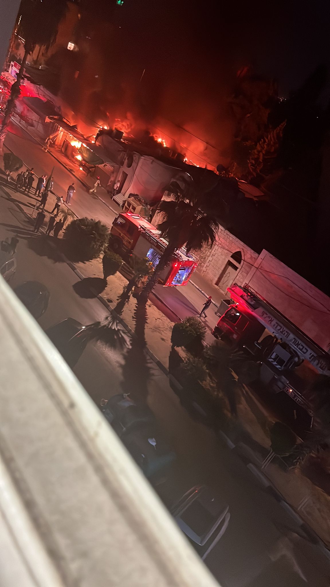 اللد:حريق متجر وسط المدينة طواقم الانقاذ تهرع إلى المكان