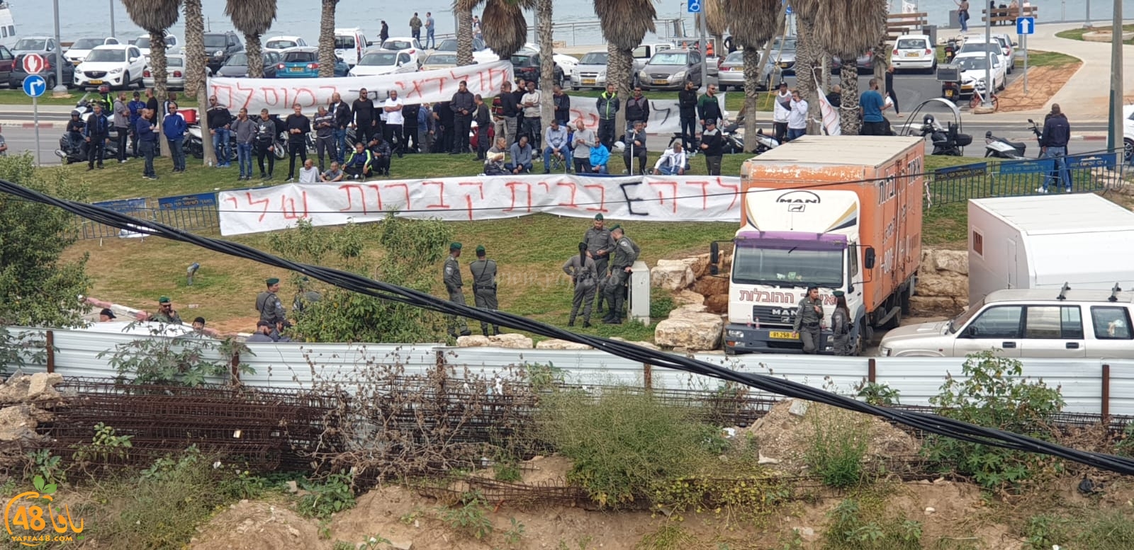 فيديو: شباب مدينة يافا يحتشدون أمام مقبرة الاسعاف رفضاً لنبش عظام الموتى