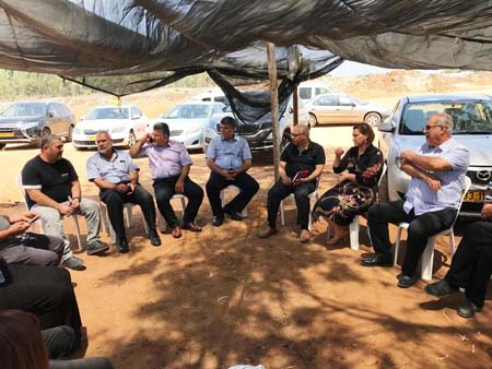 المتابعة تعقد اجتماعها بخيمة اعتصام عائلة أبو كشك في اللد
