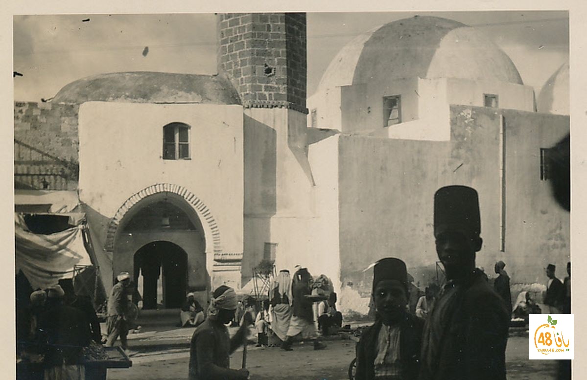 ننشر صورة ونشحذ ذاكرة .. صورة نادرة  لمدخل مسجد المحمودية بين أعوام 1942-1946.