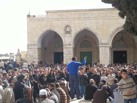 عشرات الآلاف يؤدون صلاة الجمعة في المسجد الاقصى المبارك