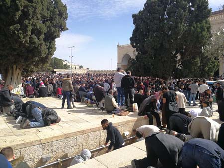 عشرات الآلاف يؤدون صلاة الجمعة في المسجد الاقصى المبارك